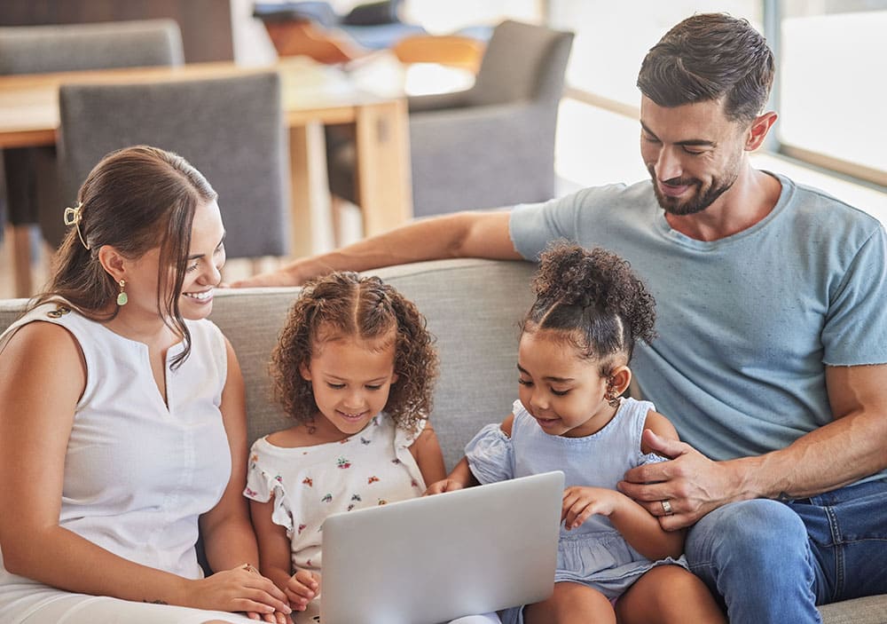 Família reunida em casa